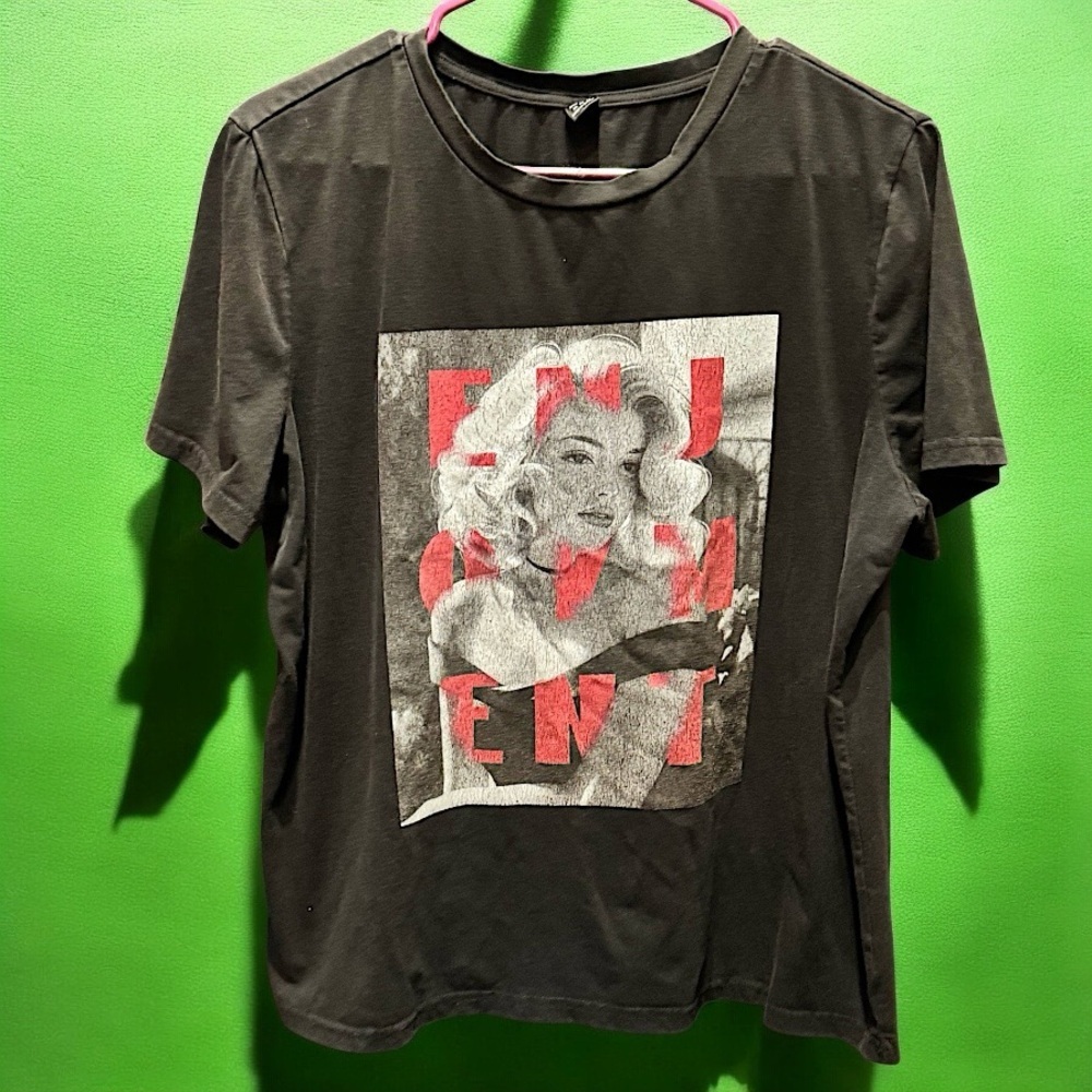 SHEIN Black Short Sleeve Tee with Artistic Graphic